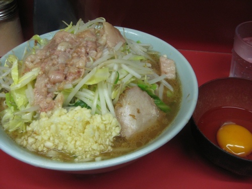 20130121_ラーメン二郎桜台駅前店_小豚入りと生たまごfT_web.JPG