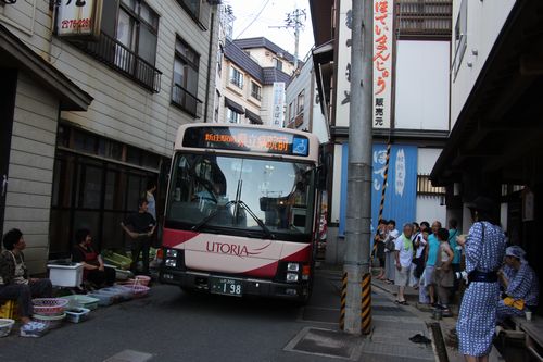 80314大蔵村肘折温泉街の路線バス500.jpg