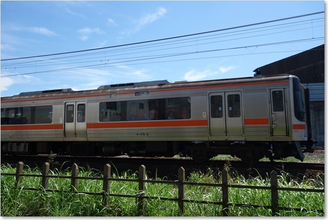 27関西線を気動車が走ります