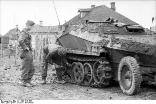 Bundesarchiv_Bild_101I-140-1210-26A,_Russland-Mitte,_Schützenpanzer_im_Schlamm.jpg