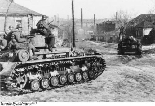 Bundesarchiv_Bild_101III-Zschaeckel-189-13,_Russland,_Charkow,_Waffen-SS_mit_Panzer_IV.jpg