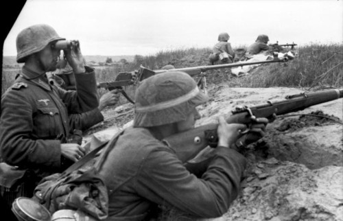 Bundesarchiv_Bild_101I-216-0417-26,_Russland,_Soldaten_in_Stellung.jpg