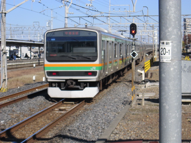 栗橋駅を出るE231系