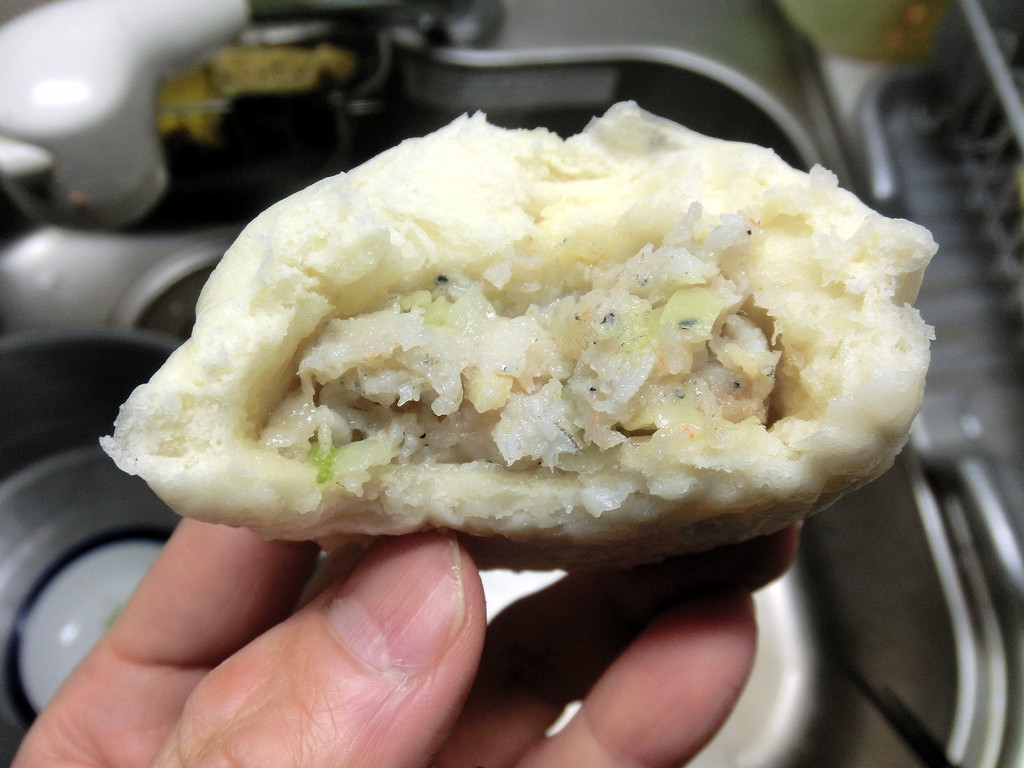 函館カネニ　かにまん　海鮮しらすまん