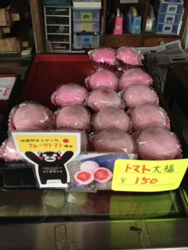 Giữa cơn mưa, tôi đổ đầy xăng và đến Ebisuya Mochi Honpo gần đó để mua daifuku cà chua cuối cùng của mùa!