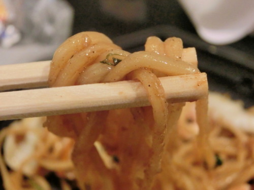 鈴木製麺×四陸　上海醤油焼きそば　麺アップ.jpg