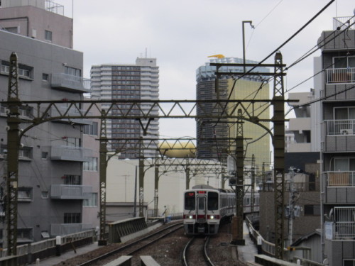 業平橋駅に進入する普通電車