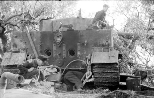 Bundesarchiv_Bild_101I-311-0904-39_Italien_Panzer_VI_Tiger_I_Reparatur.jpg