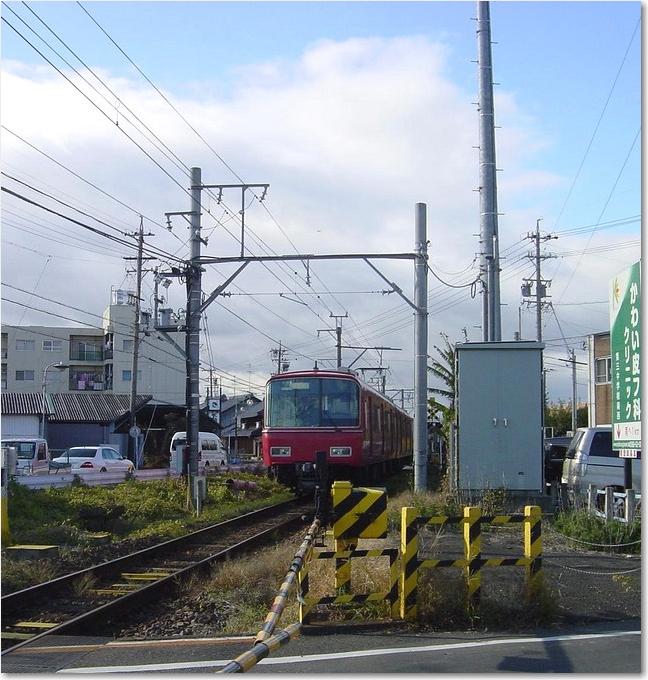 01踏切に電車.JPG