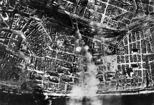 Bundesarchiv_Bild_183-B22081,_Russland,_Kampf_um_Stalingrad,_Luftangriff.jpg