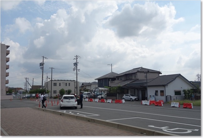 02寂しいほうの駅前