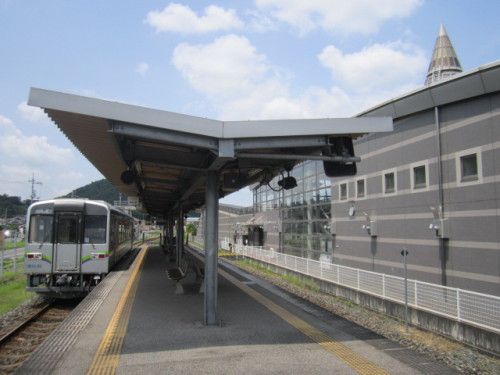 井原駅に停車中の列車