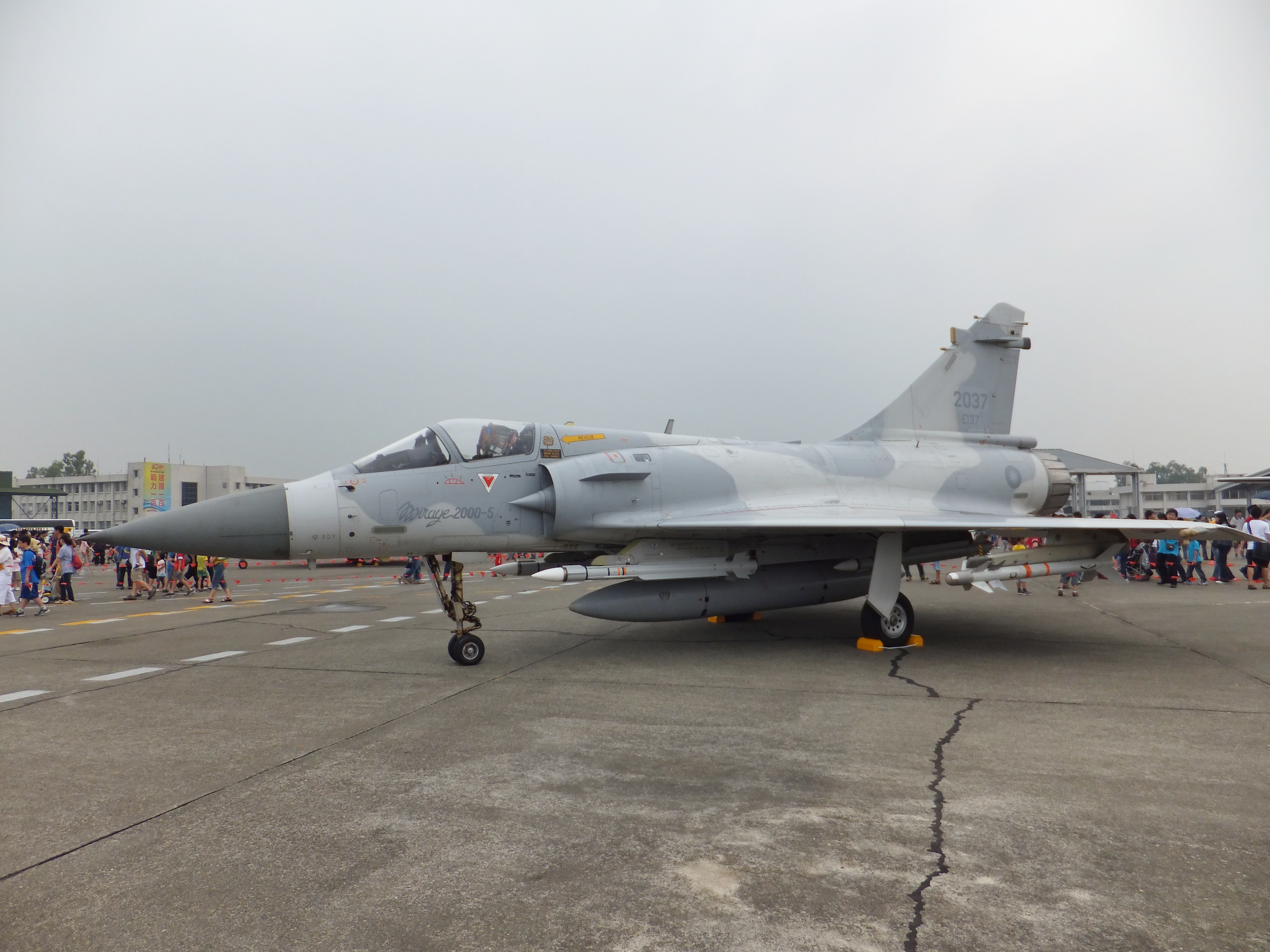 Mirage_2000-5EI_in_Gangshan_Air_Force_Base_Left_View_20111015a.jpg