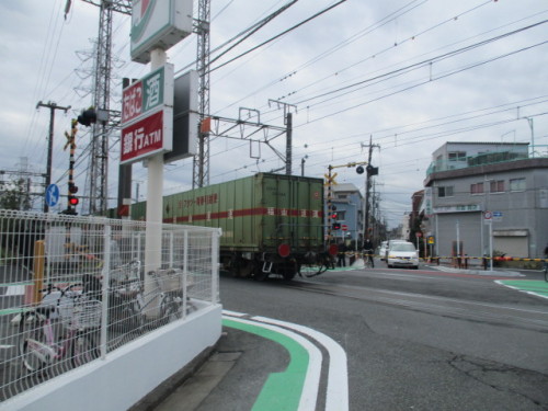 小田栄駅を通過する貨物列車2