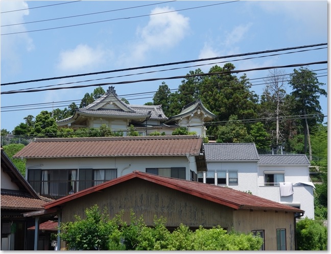 52ホームから見える神社？