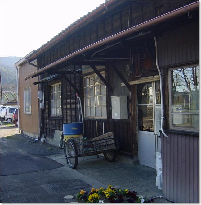 59駅舎とリアカー.JPG