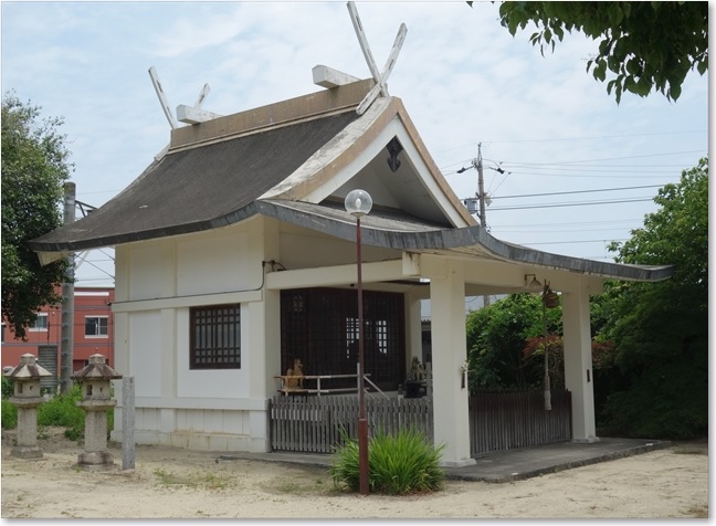 32右にはこの建物