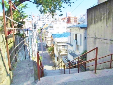 映画「君の名は。」の聖地と言える須賀神社の階段