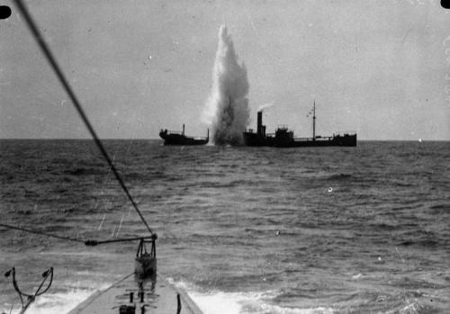Bundesarchiv_Bild_102-00159,_U-Bootkrieg,_britisches_Schiff__Maplewood_.jpg