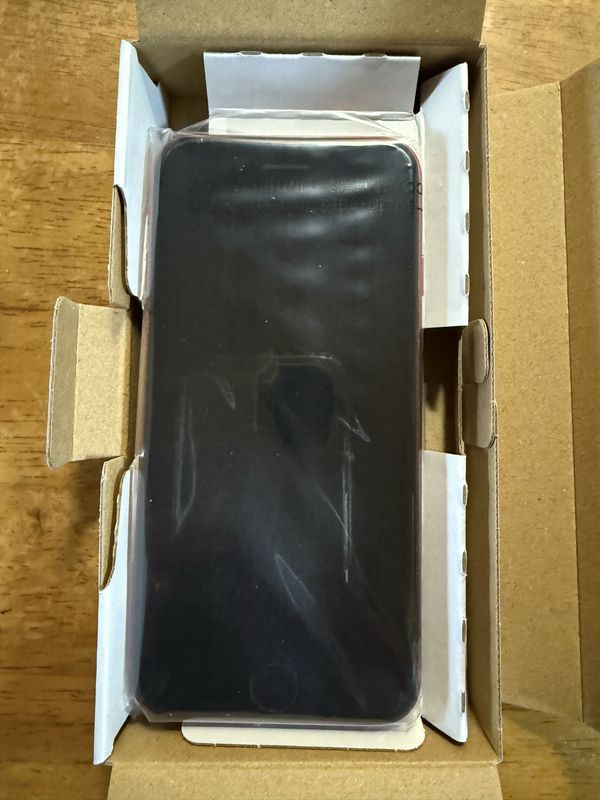 iPhoneSE3_02_開封.jpg