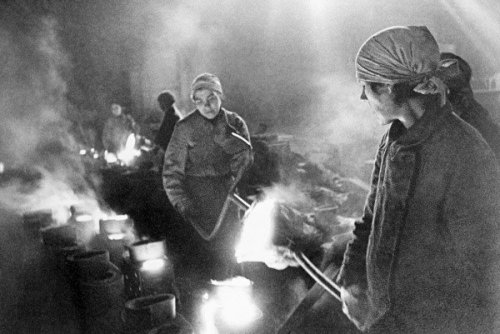 women-casting-metal-in-besieged-leningrad-1942.jpg