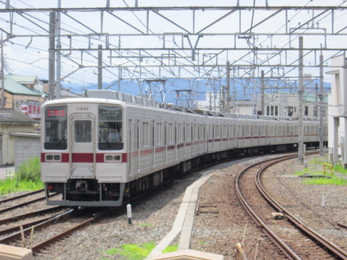 坂戸駅を出る10000系