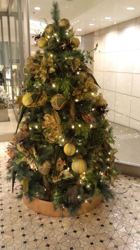 ビルボード前の緑クリスマスツリー2016