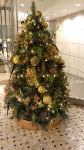 ビルボード前の緑クリスマスツリー2016