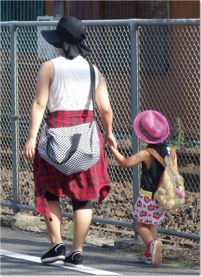 06線路沿いの親子？