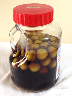 130629 黒糖梅酒 漬け始めて27日目、かき混ぜ前