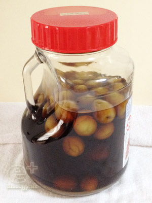 130727 黒糖梅酒 漬け始めてもうすぐ２ヶ月 の状態（梅の実沈み始め）