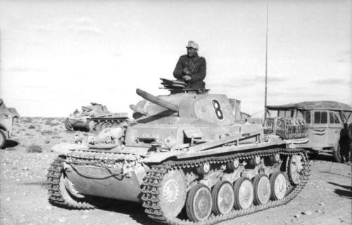 Bundesarchiv_Bild_101I-783-0110-12,_Nordafrika,_Panzer_II,_Kraftfahrzeuge.jpg