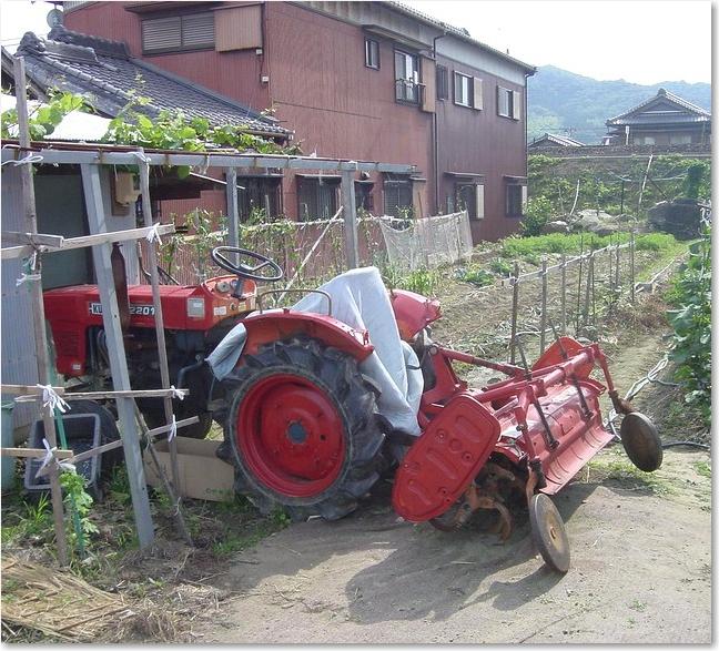 06赤いトラクター