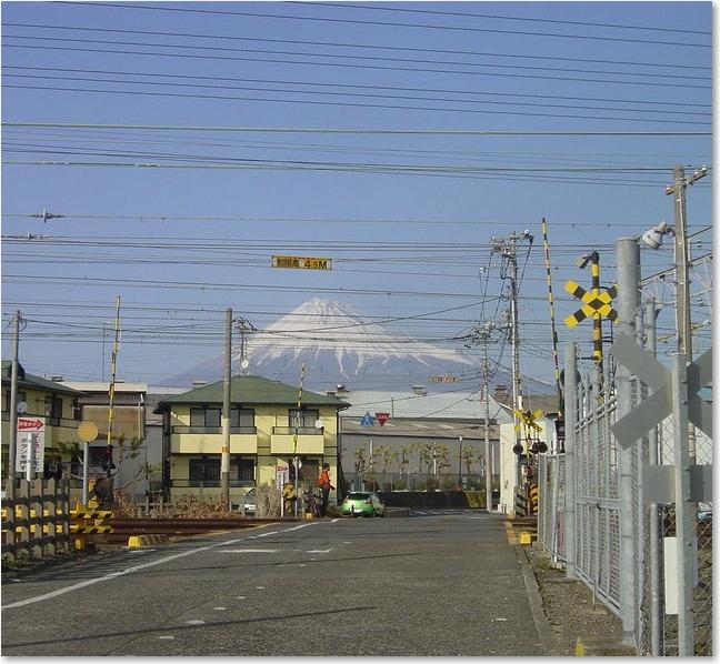 32ふり向いて踏切に富士