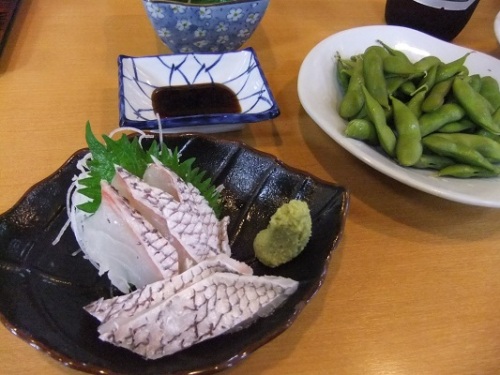 梅島１丁目・玄海梅島店の真鯛刺身と茶豆20120513.JPG