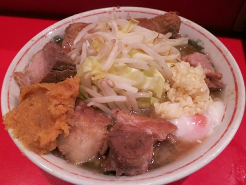 20130226_ラーメン二郎府中店_ブタ入り温泉玉子に麦味噌web.JPG