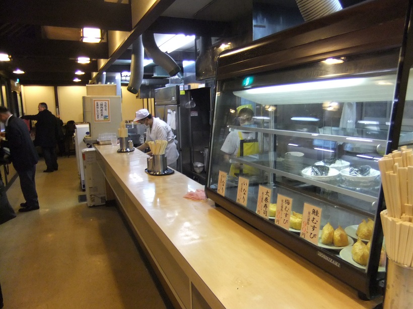 ２売店うどん＠ＪＲ広島駅在来線１番ホームの店内20140108.JPG