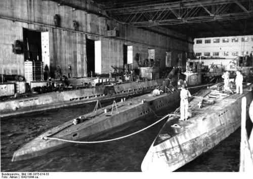 Bundesarchiv_Bild_146-1975-014-33,_U-Boote_im_U-Bootbunker.jpg
