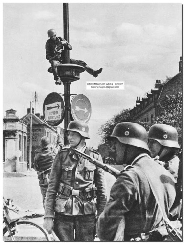 SS-totenkopf-regulate-traffic-street-french-town-may-1940.jpg