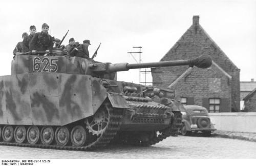 Bundesarchiv_Bild_101I-297-1722-29,_Im_Westen,_Panzer_IV.jpg