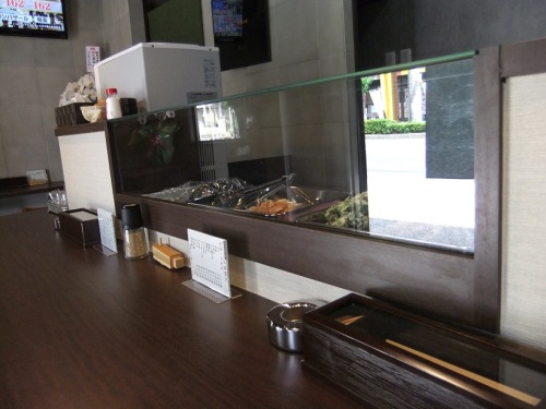 東伊興３丁目・とらやの店内