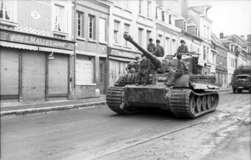 Bundesarchiv_Bild_101I-301-1951-24_Frankreich_Panzer_VI_Tiger_I_in_Stadt.jpg