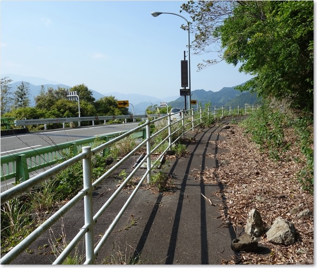 17歩道だけ上りに