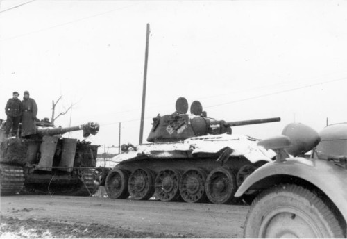 Bundesarchiv_Bild_101I-457-0065-36_Russland_Panzer_VI_Tiger_I_und_T34.jpg