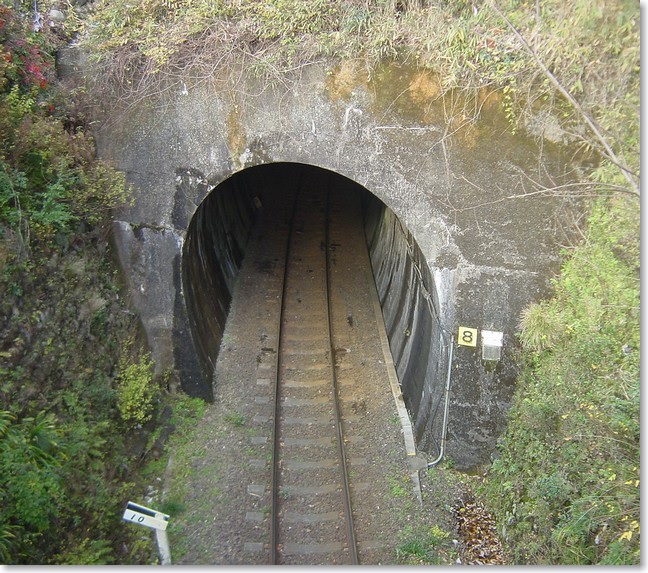 26反対側にはトンネル
