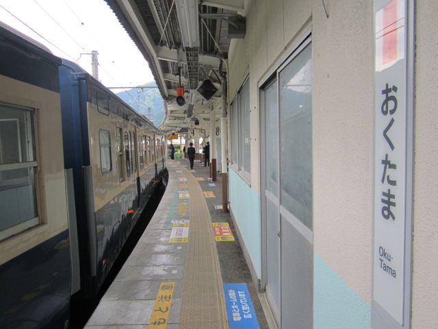 奥多摩駅でのカーブ