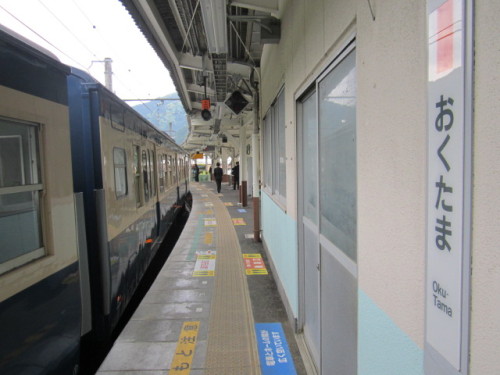 奥多摩駅でのカーブ