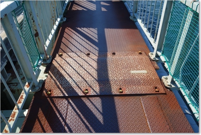 77歩道の継ぎ目