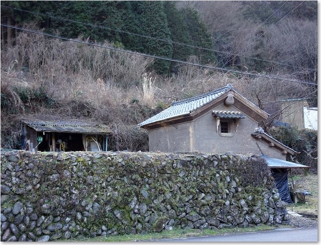 45石垣と蔵と小屋