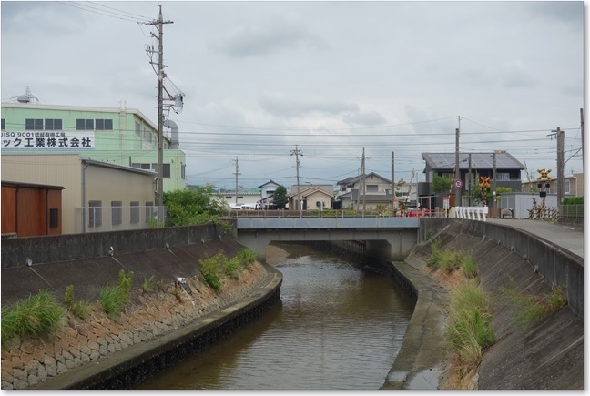 25向こうは関西線の鉄橋です